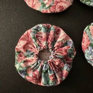 9 Hand stictched Fabric Yo-Yo’s